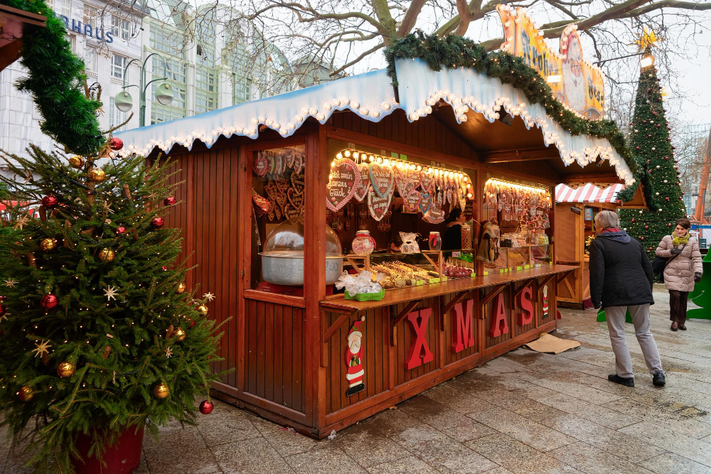 berlin-alemania-11-diciembre-2017-gente-puesto-galletas-jengibre-forma-corazon-mercado-navideno-alemania-europa-invierno-iglesia-memorial-kaiser-wilhelm-berlin